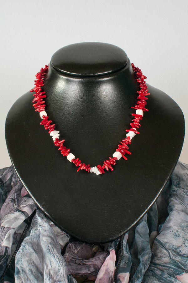 Collier aus weißen Lawaperlen mit roten Korallesplitter